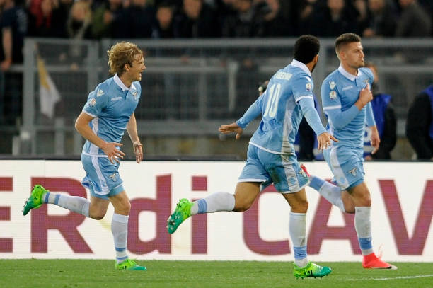 许多球迷和 许多球迷和